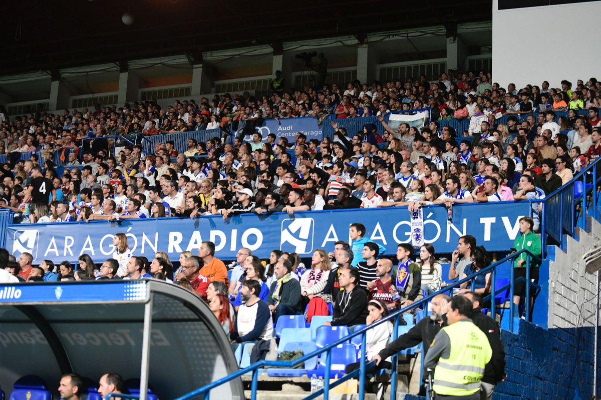 👏👏 También han venido a este partido homenaje alumnos del colegio <a href="/sagradocorazonz/">Sagrado Corazón de Jesús</a> 📘, en el que estudió Zapater, y los equipos de fútbol base del <a href="/SDEjeaOficial/">SD Ejea</a>, donde comenzó a jugar a fútbol ⚽. 

#ZapaterTeQuiero 🦁
#RealZaragozaTenerife
