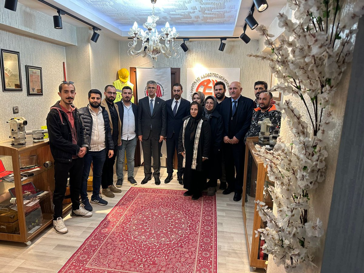 MHP Genel Baş.Yard.ErzurumMilletvekili Prof.Dr Kamil AYDIN  bölge temsilciliğimiziziyaretetti.Lihkabkanunu,imarkanunuhakkındayaşanansorunlar,kamumühendisilerinin mağduriyetleri hakkındabilgilendirilereküyelerimizinhaklarınınTBMMgündemine taşınması için gerekli girişimler yapıldı.