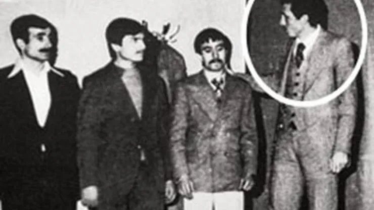 Erdoğan 1977 yılında Milli Selamet Partisi Beyoğlu Gençlik Kolları’ndayken arkadaşlarıyla birlikte “Mas-kom-yah” adlı oyunda oynamış. Rolü için usta tiyatrocu Nejat Uygur’dan ders almış. Oyunu yazıp yönetmiş ve piyeste  ‘İyi Evlat’ adı verilen başrolünü oynamış. (İsa Tatlıcan)