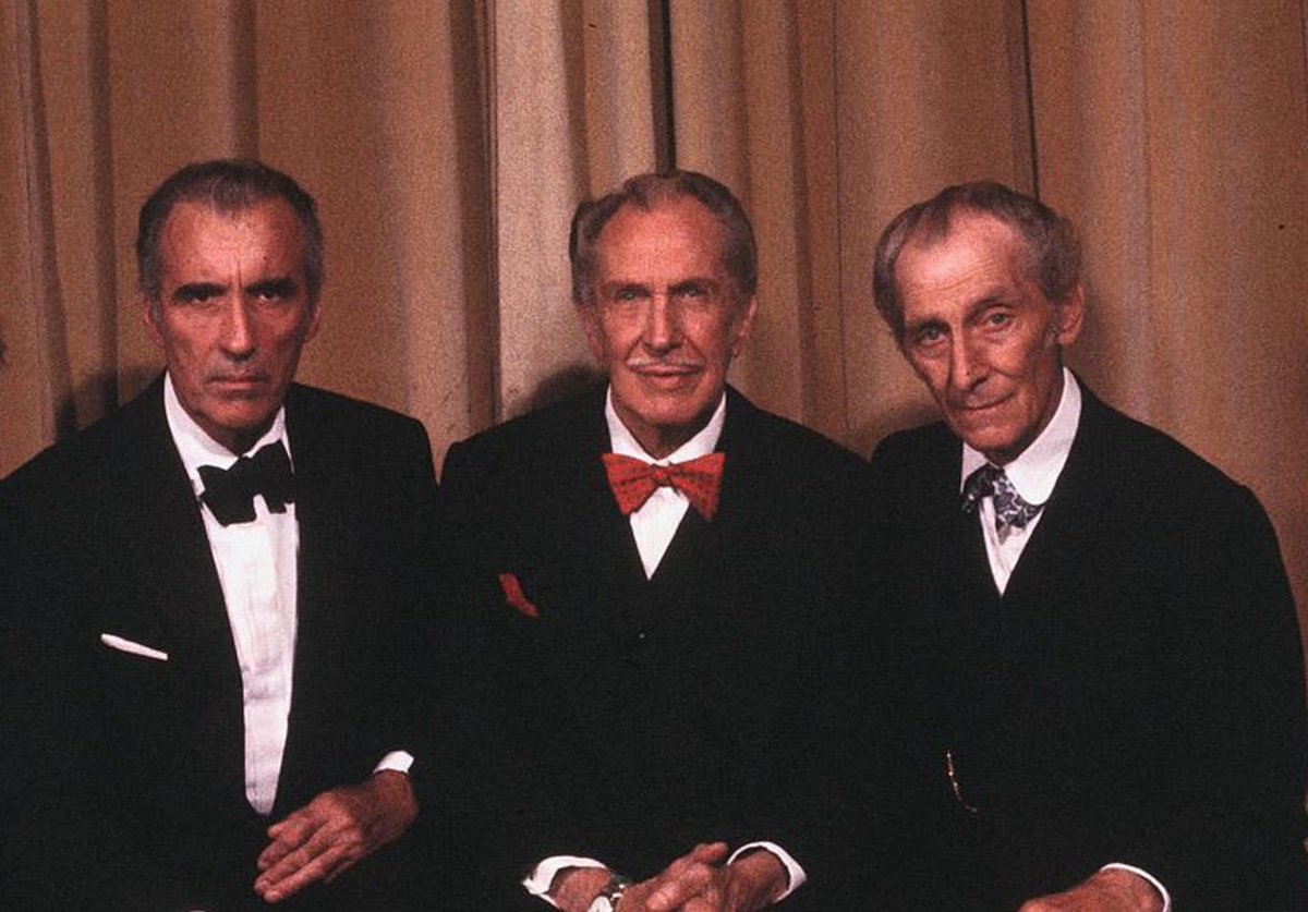 AnaquelesStitch's tweet photo. 26 de mayo de 1897: publicación de "Drácula" de Bram Stoker.
26 de mayo de 1913: nacimiento de Peter Cushing.
🦇🎃⚰
27 de mayo de 1911: nacimiento de Vincent Price.
27 de mayo de 1922: nacimiento de Christopher Lee.
🌒
¡¡Cuidado!!
Esta noche no es para andar sin compañía... https://t.co/RYB9ZxMna4