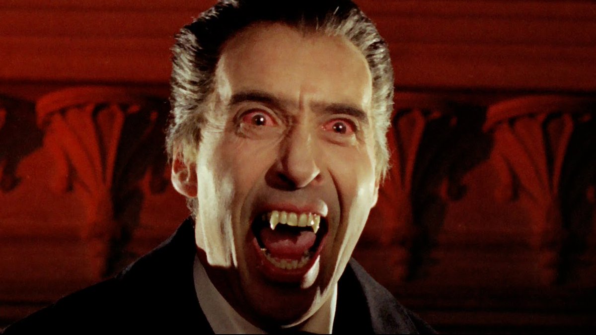 AnaquelesStitch's tweet photo. 26 de mayo de 1897: publicación de "Drácula" de Bram Stoker.
26 de mayo de 1913: nacimiento de Peter Cushing.
🦇🎃⚰
27 de mayo de 1911: nacimiento de Vincent Price.
27 de mayo de 1922: nacimiento de Christopher Lee.
🌒
¡¡Cuidado!!
Esta noche no es para andar sin compañía... https://t.co/RYB9ZxMna4