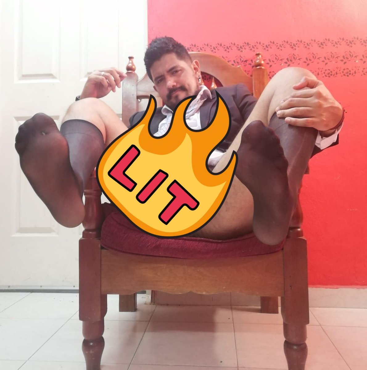 soyederjosimar's tweet photo. El jefe necesita atención después de trabajar. Exclusivamente en https://t.co/cWf66EyoM7 #boss #gayboss #gay #latingay #mexican #latin #sheersocks #sheersocksfetish #fetish #master #kinky #feet #gayfeet #feetfetish #onlyfans #socks #gaysocks #meninsheersocks #manfeet #feetmen https://t.co/kjUFjhffh1