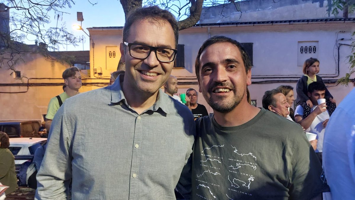 Record quan ens vàrem veure,
l’hora, el dia i el moment,
que va ser efervescent
dins Can Lliro, oci i lleure.
Ni ell ha deixat de creure
ni jo de fer el meu paper.
Tenim un país per fer,
pas a pas i espatla a espatla,
i és molt més fàcil si el batle
és en Miquel Oliver.