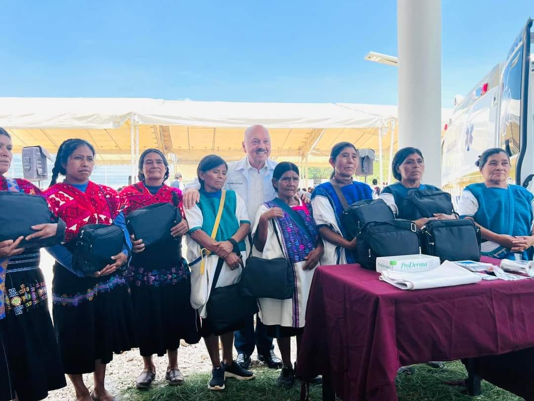 Un gusto saludar y reconocer a las parteras tradicionales de San Juan Cancuc, por su labor en salud materna y perinatal de la región Altos Tseltal-Tsotsil, seguiremos trabajando en conjunto para una mejor atención de nuestros servicios médicos en Chiapas.

¡Excelente Viernes!