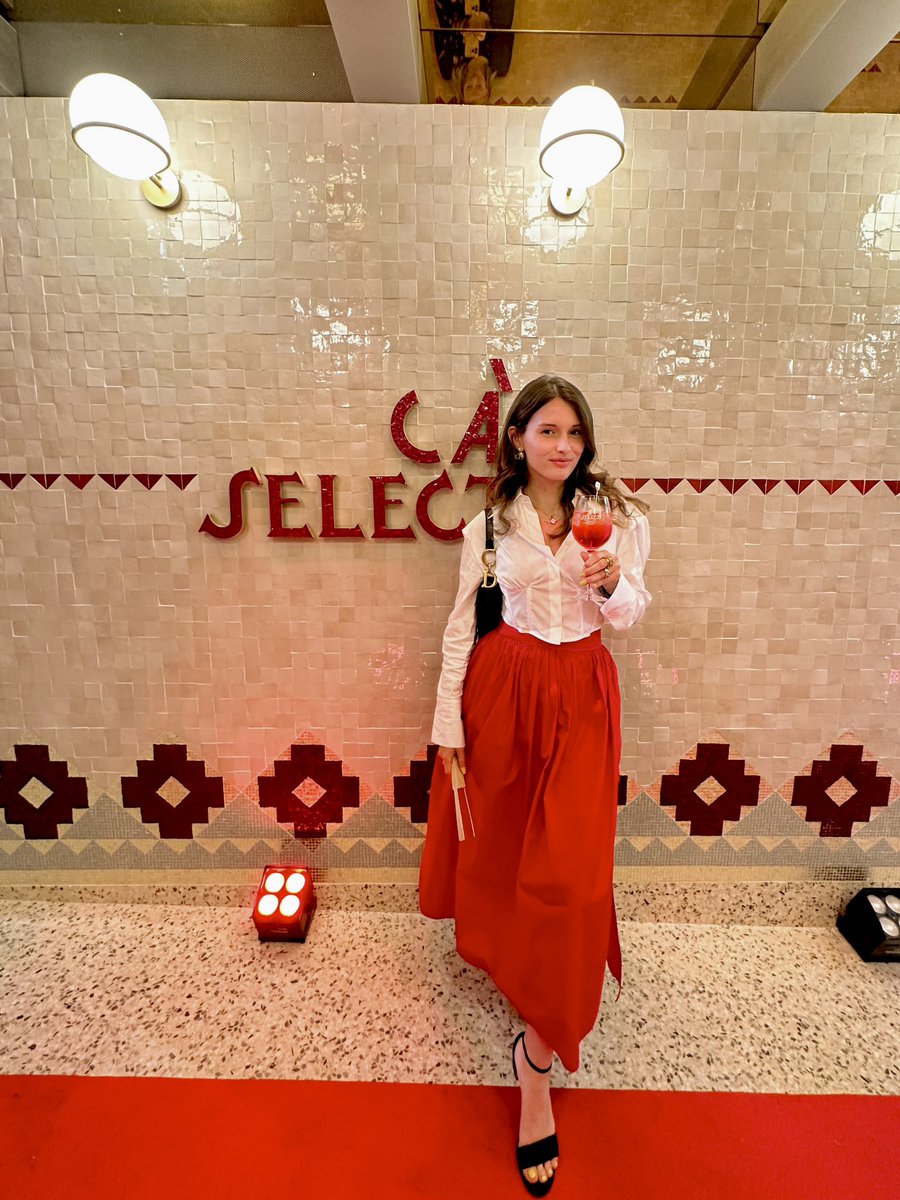 elisaandr97's tweet photo. A Venezia apre la sede ufficiale di #SelectAperitivo. Nel cuore del centro storico a Cannaregio vi aspetta Ca’ Select 🍷
Spritz al Select, what else?
#VenetianVibes #Venezia #26maggio #NewOpening #SelectSpritz #GuideToVenice https://t.co/3ayqWmbaSc