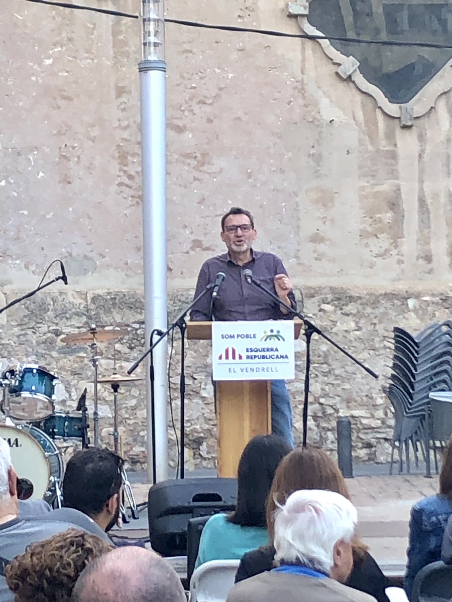 ErcDones's tweet photo. El proper #28M tothom ha de sumar esforços i sortir a votar.
Perquè la gent de #ElVendrell vol un canvi. Volem un municipi més just, més solidari, més inclusiu, més modern, més ecològic i amb futur 💜
Per això votem @ERC_elvendrell @Som_Poble !!
#SíAlCanvi #EnsHiJuguemElFutur https://t.co/uQer3M1mZb
