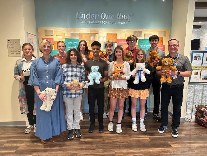 DMS Ss collected & donated teddy bears to Family House Pittsburgh in honor of late Holocaust Survivor, Shulamit Bastacky. Ss finished the day with a walking tour of @PittTweet campus. #FCProud @LIGHT_init @HCofPGH @FCASD