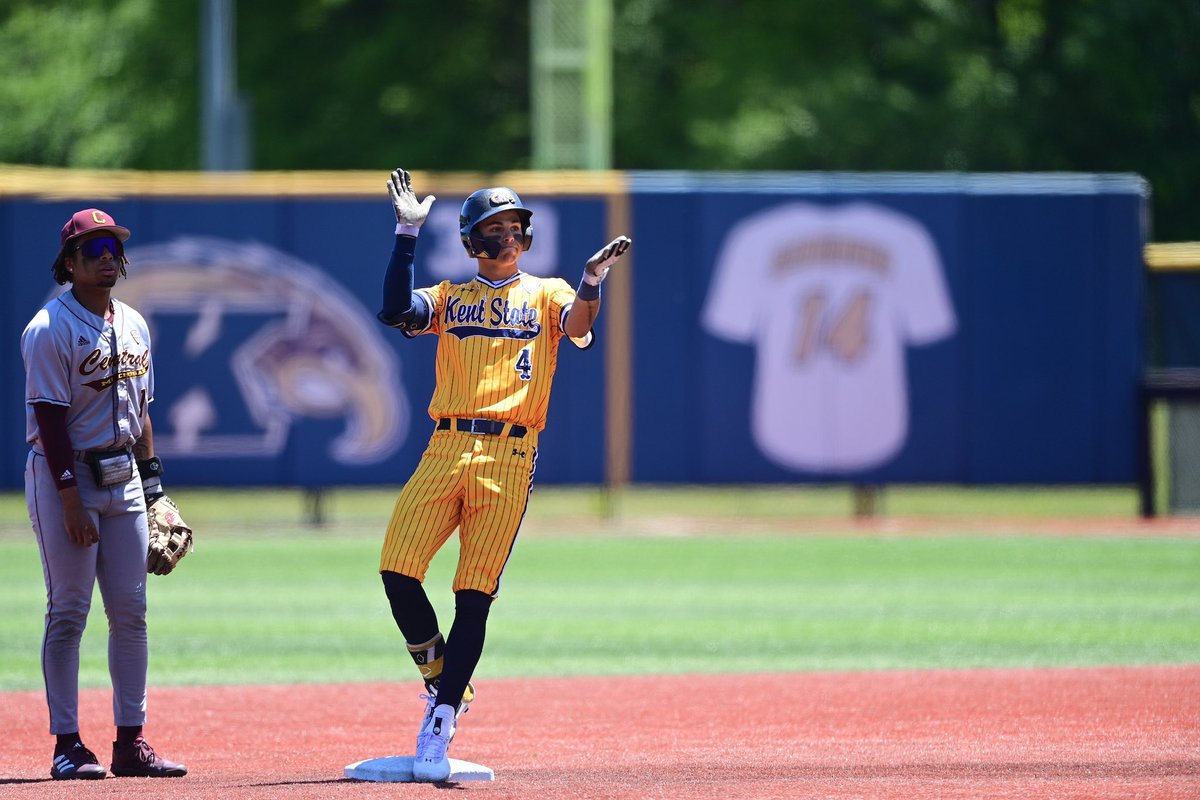 All smiles at Schoonover. ⚡️

<a href="/KentStBaseball/">Kent State Baseball</a> | #MACtion