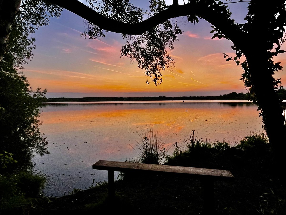 Gorgeous evening around Wintersett Reservoir this Friday evening <a href="/BBCLookNorth/">BBC Yorkshire</a> <a href="/bbcweather/">BBC Weather</a> <a href="/Hudsonweather/">Paul Hudson</a> <a href="/KeeleyDonovan/">Keeley Donovan</a> <a href="/Abbiedew/">Abbie Dewhurst</a> @katerinabbc <a href="/WakeExpress/">Wakefield Express</a> <a href="/WkfdOfficial/">Wakefield Official News</a> <a href="/Expwakefield/">Experience Wakefield</a> <a href="/journoLeanneC/">Leanne Clarke</a>