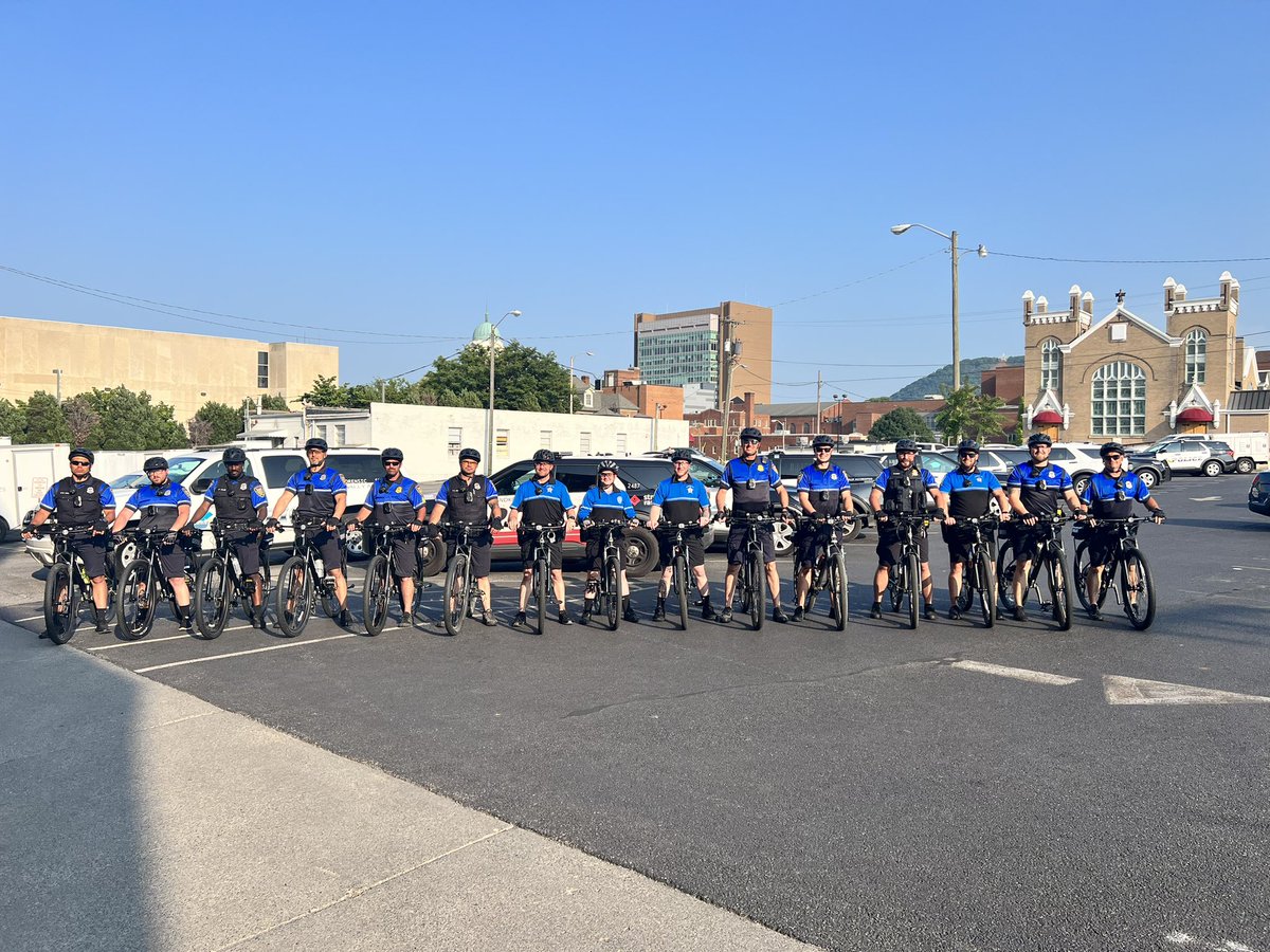 roanokepolice's tweet photo. Help us congratulate the newest group of officers to become International Police Mountain Bike Association (IPMBA) certified cyclists! These officers are now fully trained and certified to patrol Roanoke on bicycles.
Please say hello when you see them on bike patrols!
#RPDpride https://t.co/NwTlnn3Al4
