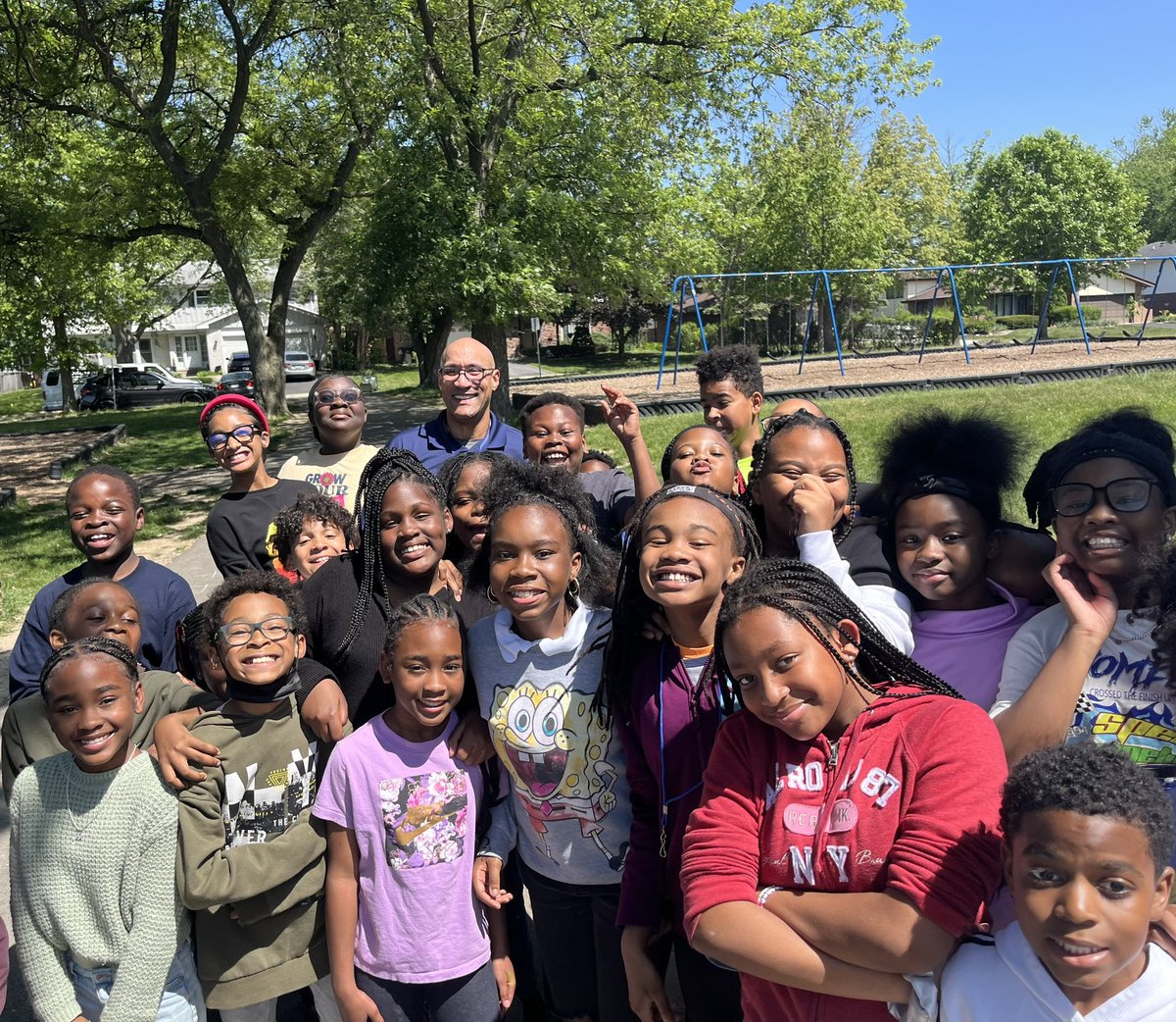 mrslevy161's tweet image. Thank you @D161Supe for playing in our 5th grade vs. staff kickball game! You helped them have a little bit of a fighting chance with your clutch catches and home run! #FHFitFam #d161learns