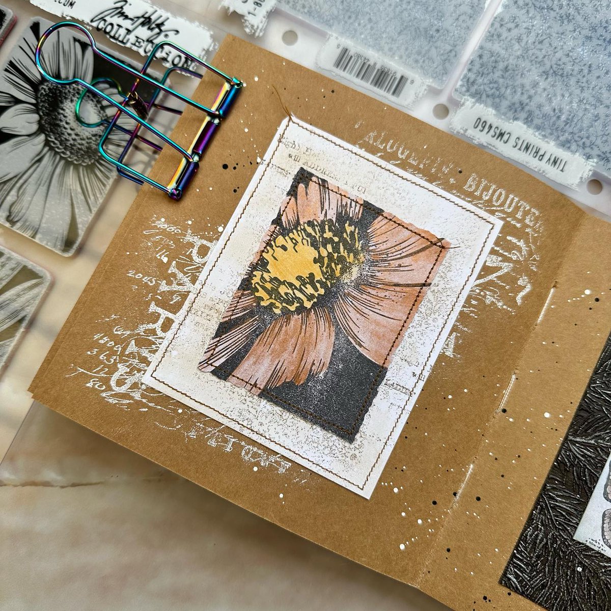 🌸 Kraft journal + NEW #timholtzstamps Bold Botanicals ✨

✂️ #handmade by @victoriawildingcreates

 #timholtz #artjournal #kraftjournal #stamping #embossing #mixedmediajournal #paperstitching #crafts #DIY #mixedmedia #onlineshopping #stampersanonymous