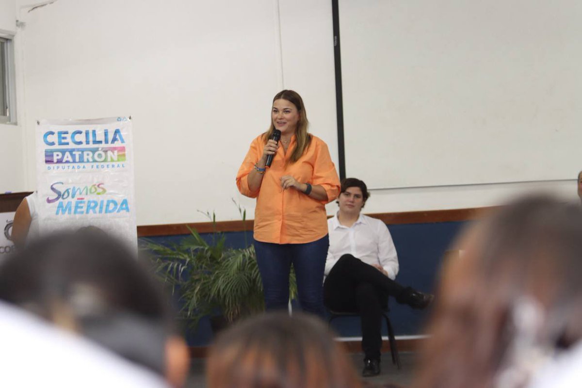 CeciliaPatronL's tweet photo. Ley de primer empleo 👨🏻‍💻, Prácticas profesionales como experiencia profesional 📝, política y participación de la juventud 🗣️ en ella, fueron algunos de los temas de los que platicamos con las y los estudiantes del COBAY Santa Rosa. 
✅ Me llevo sus inquietudes y ganas de aportar por tener una mejor ciudad.