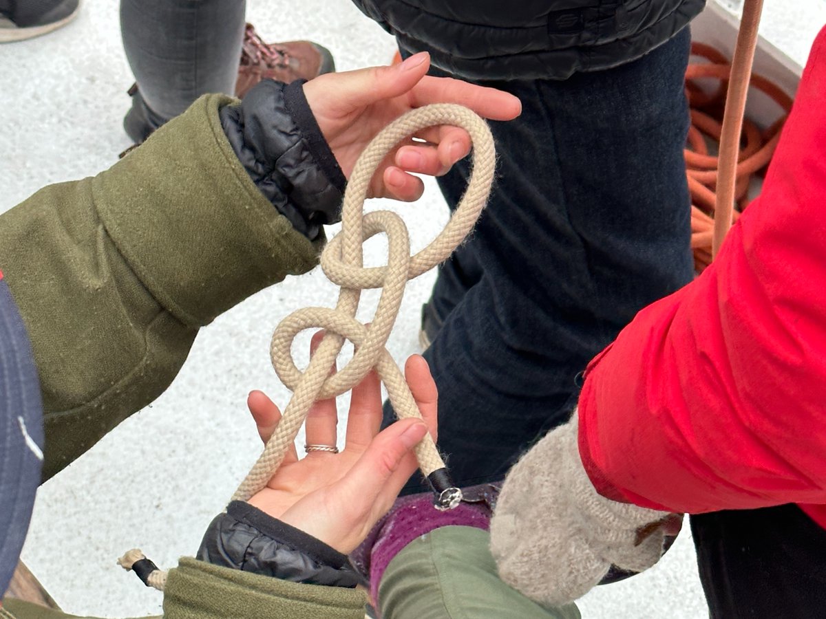 Être incliné en navigation à la voile c'est s'assurer un maximum d'exposition pour les siestes au soleil ☀️🕶️
En plus de cet avantage nos participants/es au <a href="/Ships2Shores/">Ships2Shores / Des navires aux rivages</a> ont appris à naviguer sur le fleuve et les noeuds indispensables !