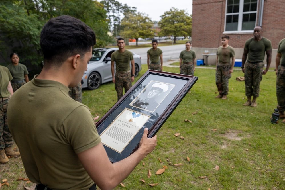 2dMarDiv's tweet photo. U.S. #Marines and #Sailors across the #followmedivision take time to honor and remember those that have paid the ultimate price in the defense of the nation in preparation of Memorial Day.

@USMC @USNavy @iimefmarines https://t.co/DsszM34YJi