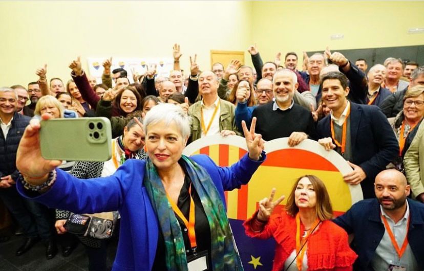 carrizosacarlos's tweet photo. A punto de finalizar la campaña, quiero agradecer a todos los candidatos de Ciudadanos su valentía, honradez y lealtad al proyecto de centro liberal al servicio de todos. Y, en Cataluña, su servicio a España y a la Constitución desde 2006. Libres y valientes. 💪🍊🇪🇦 #VotaCS https://t.co/9cSPuUdi9n