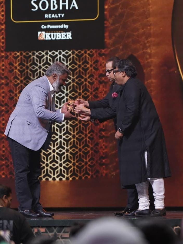 Mandar Kulkarni lifts the Technical Award for Sound Design at IIFA 2023 for his sensational work in the film 'Bhool Bhulaiyaa 2'

#IIFA2023 #IIFAONYAS #YasIsland #InAbuDhabi  #NEXA #CreateInspire #SobhaRealty #EaseMyTrip  #BhoolBhulaiyaa2 #MandarKulkarni