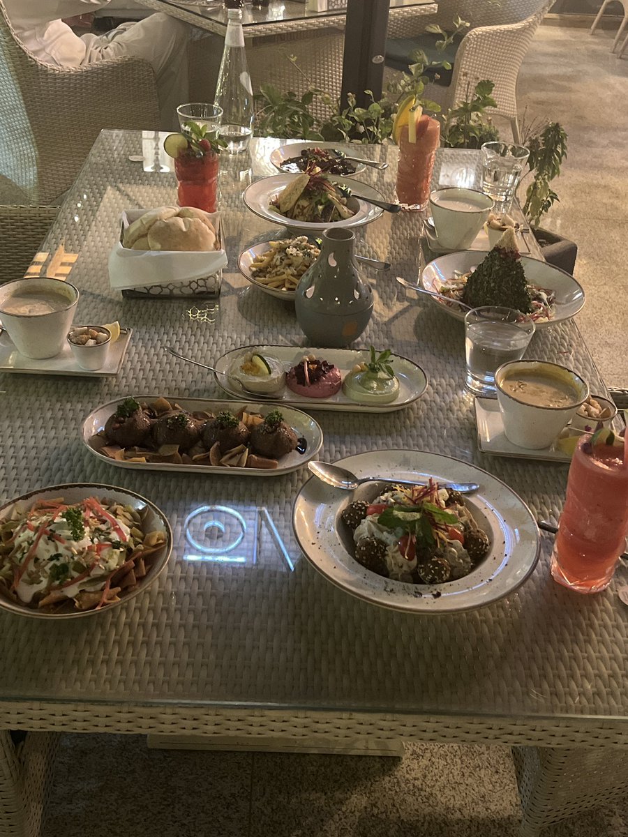 saudraiyahd's tweet photo. 📌 تشرفت بتلبية دعوة  اوف وايت لاونج |  @offwhite_lounge 🍽️
يعطيكم العافيه على الضيافة 🍲🍽️
اوف وايت لاونج |  @offwhite_lounge    
مطعم متخصص  يجمع بين الأطباق الأرمينية و الإيطالية مطعم يرضي جميع الأذواق مكان أنيق وفخم..🤍

▫️الخدمة مميزة وسريعة وطاقم العمل متعاون.
▫️يقدمون القهوة والشاهي و أصناف من الحلا.
▫️ يوجد جلسات خارجية.
☑️ مطعم يستحق التجربة والزيارة.