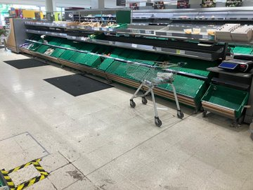 _JimGeorge's tweet image. Not much fresh fruit, salad or veg in
@waitrose Cirencester today for the bank holiday thanks to #Brexit #foodshortages