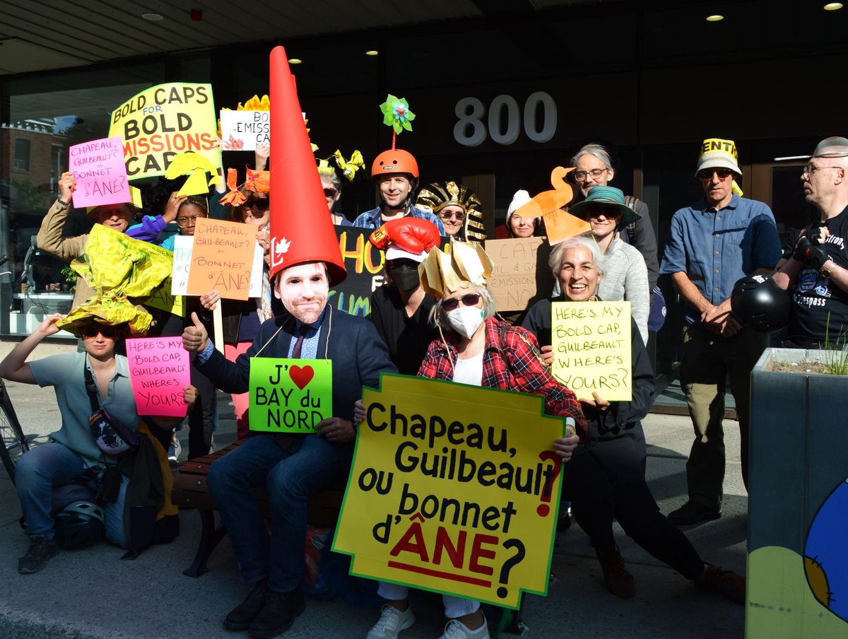 QuitRbc's tweet photo. Hilarious crowd of 💚reasonable citizens💚 in front of Environment Minister @s_guilbeault's offices yesterday🥳🎓🥳🤠🎩🥳🤡
We wore bold headwear to call for bold #EmissionsCaps
#CapPolluters
#CapCarbon https://t.co/kEHXp5ipH1