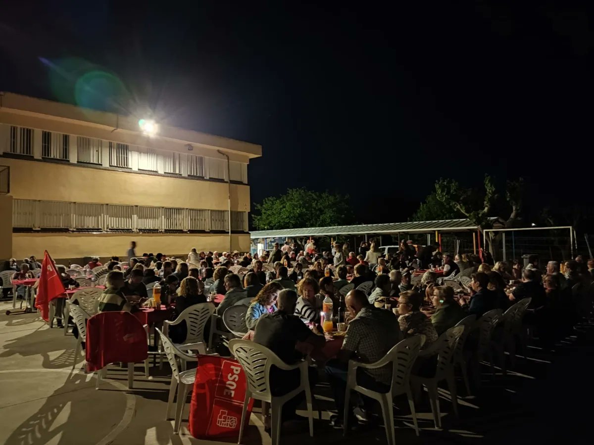 psoesonservera's tweet photo. 🌹Gran fi de festa amb la companyia de @GarridoMercedes!
❤️Gràcies a totes les persones que ens heu acompanyat. No només avui, si no durant tots aquests dies de campanya.
🗳️ Aquest diumenge vota @ntroyaisern #PerTu #PerTothom #PerSonServera!
🗳️ Vota @psibpsoe @SocialistesdMca! https://t.co/F2MwEs761i