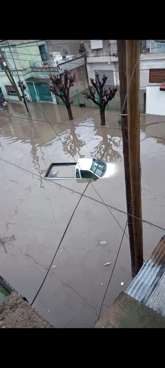agente_guarani's tweet photo. Cuando la política se dedica a la roca palaciega, en el mundo real el pueblo sufre..
Cientos de familia bajo el agua en Bernal Oeste, entre ellas mi vieja. Que va pasar con todo lo perdido. Años de sufrir la inoperancia de todos los gobiernos quilmeños. Harto!!

@mayrasmendoza https://t.co/vX7OMij6MJ