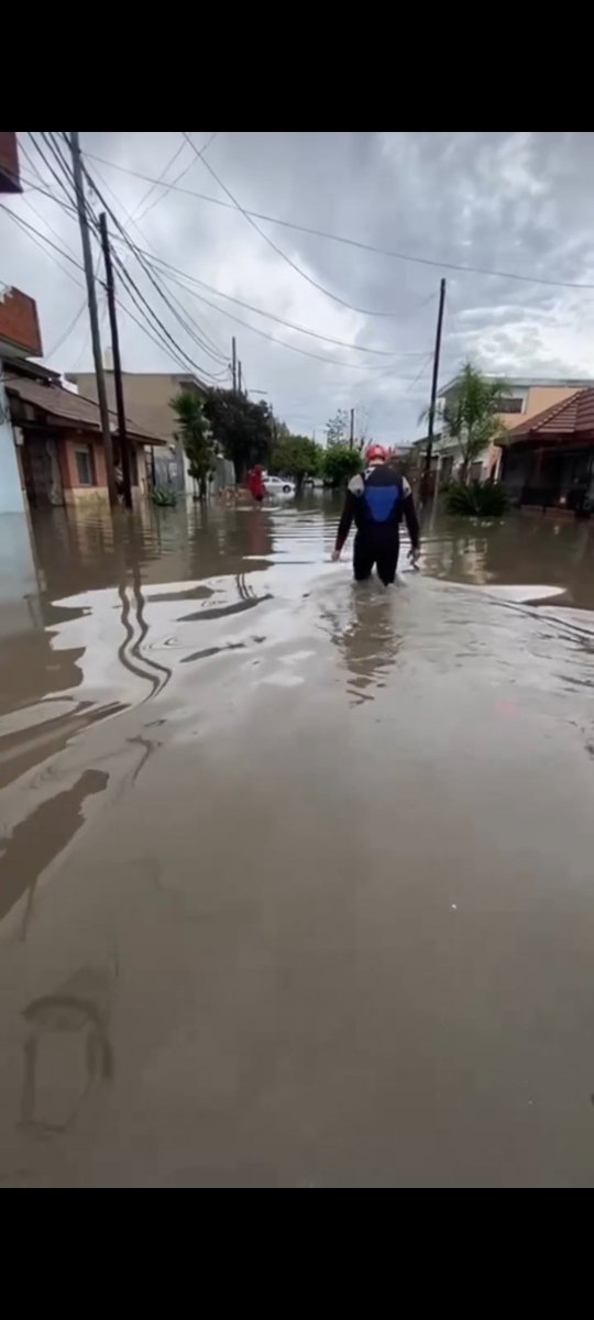 agente_guarani's tweet photo. Cuando la política se dedica a la roca palaciega, en el mundo real el pueblo sufre..
Cientos de familia bajo el agua en Bernal Oeste, entre ellas mi vieja. Que va pasar con todo lo perdido. Años de sufrir la inoperancia de todos los gobiernos quilmeños. Harto!!

@mayrasmendoza https://t.co/vX7OMij6MJ