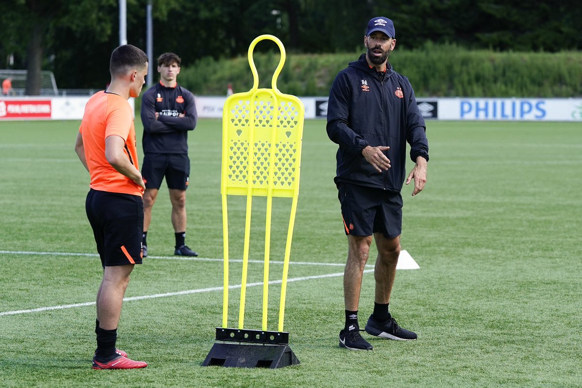 Ruud van Nistelrooij tweet media