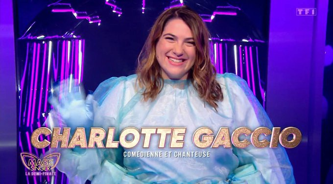 La comédienne Charlotte Gaccio, qui joue notamment dans la série  « Demain nous appartient » sur TF1, et fille de Michèle Bernier se cachait dans le costume de la méduse. #MaskSinger