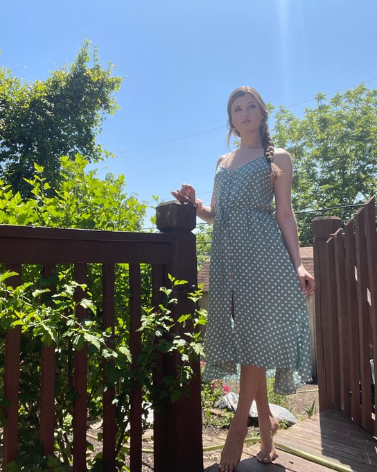 just really excited about my new dress :) https://t.co/PNHsAQvrft