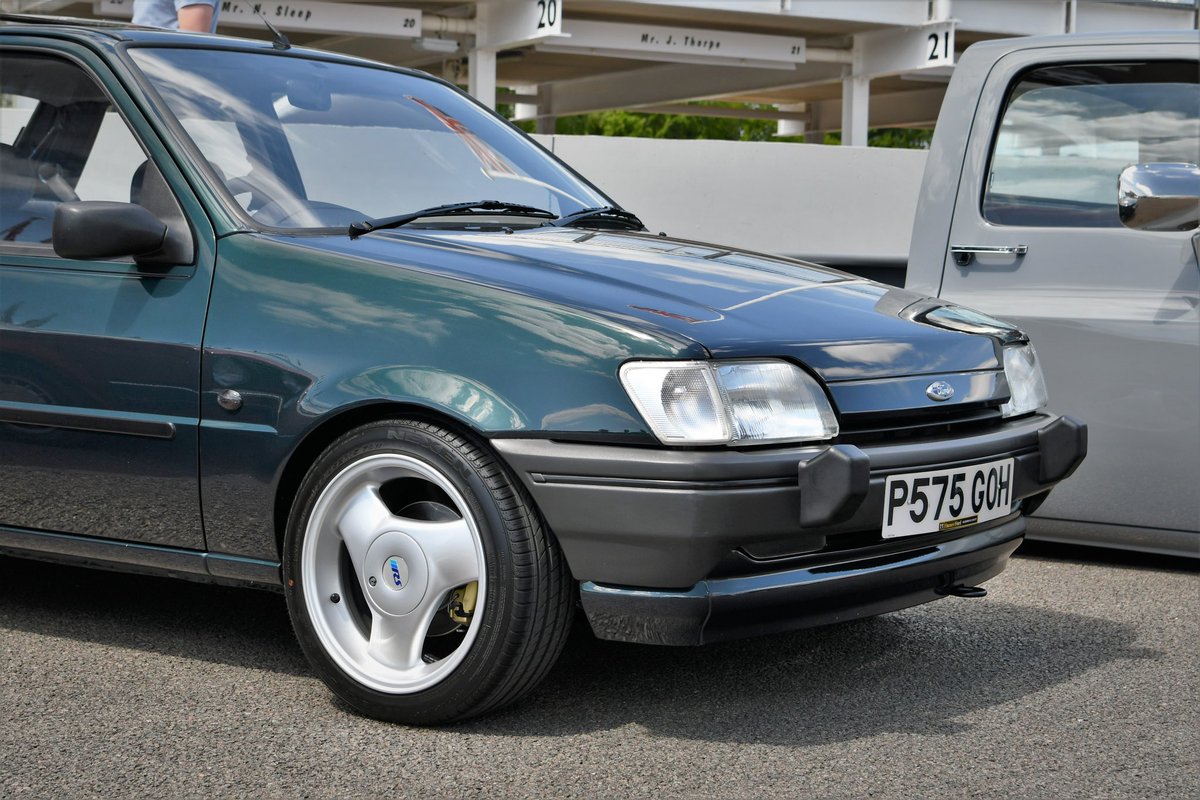 denialvibes's tweet photo. Yeah, you’re fancy. But are you ‘headlamp washers and RS-option 3-spokes on a Mk3 Fiesta’ fancy? https://t.co/qUfIx1Rrgy