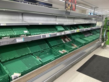 _SteveMark's tweet image. The biggest crisis for people is the lack of a sense of crisis, the state of the UK is really big now and is not number one in the world
Not much fresh fruit, salad or veg in @waitrose
Cirencester today for the bank holiday thanks to #Brexit #foodshortages