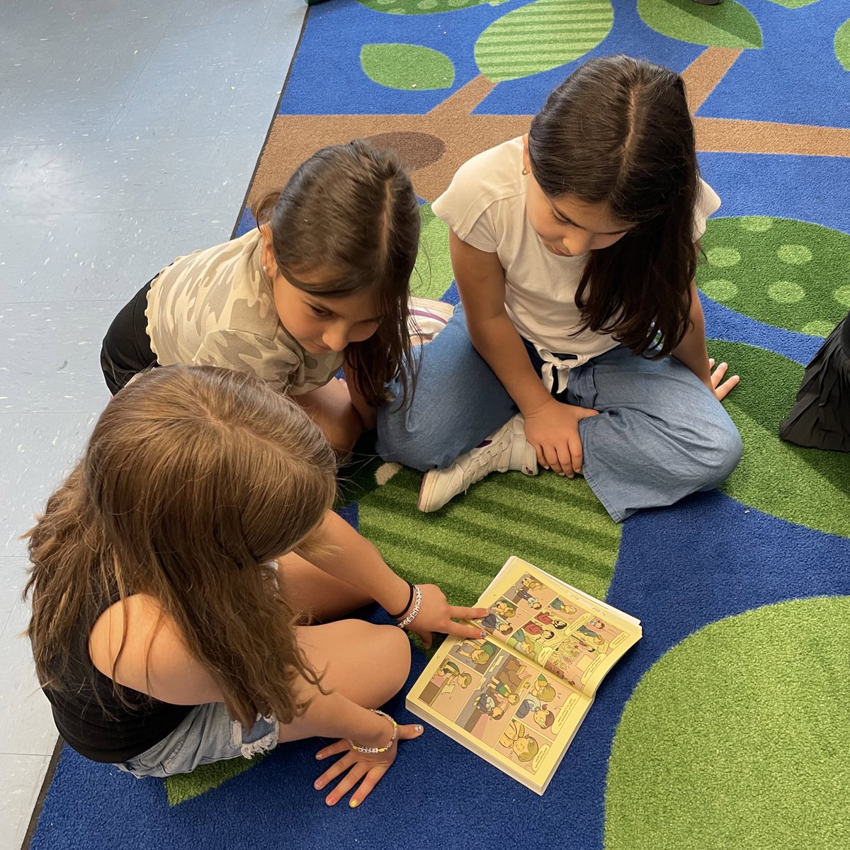 MsRossTeaches's tweet photo. Second grade students visited third grade readers today. We loved seeing new book series and reading with you! Thank you @msbenanti !! https://t.co/QguHj4YnCo