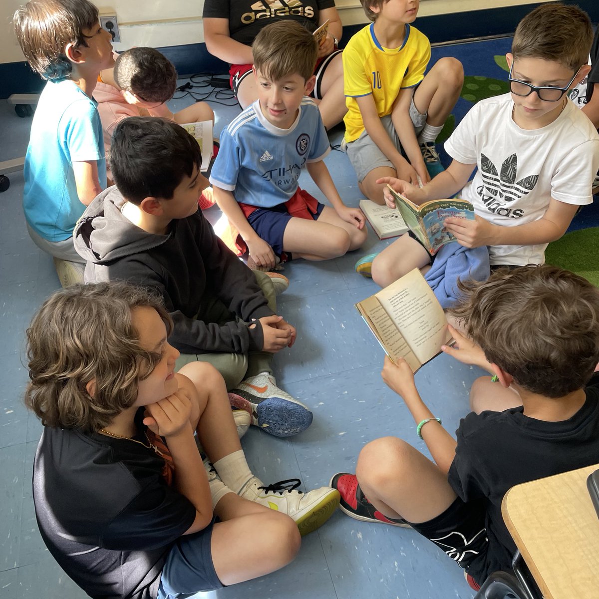 MsRossTeaches's tweet photo. Second grade students visited third grade readers today. We loved seeing new book series and reading with you! Thank you @msbenanti !! https://t.co/QguHj4YnCo