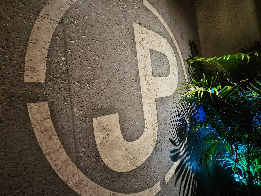 JurassicOutpost's tweet photo. Inside The #JurassicPark30thAnniversary Tribute Store – Movie Props and More on Display at @UniversalORL! 🦖🦕

https://t.co/7TLH192PRz https://t.co/jpkH58QNrf