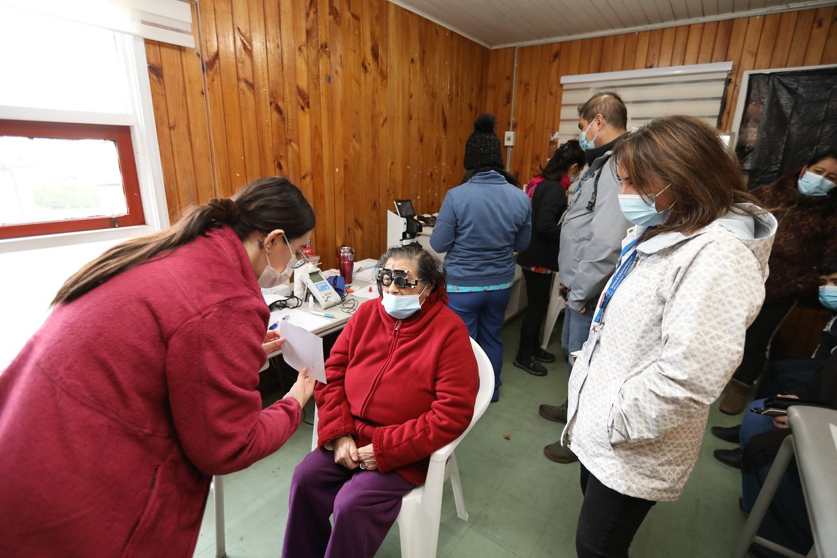 Con gran éxito se realizó el operativo oftalmológico en la comuna de Calbuco, Región de Los Lagos, los días 20 y 21 de mayo pasado.  Más de 40 profesionales voluntarios realizaron 74 cirugías y 738 atenciones.
Más detalles: bit.ly/3MCKnfp