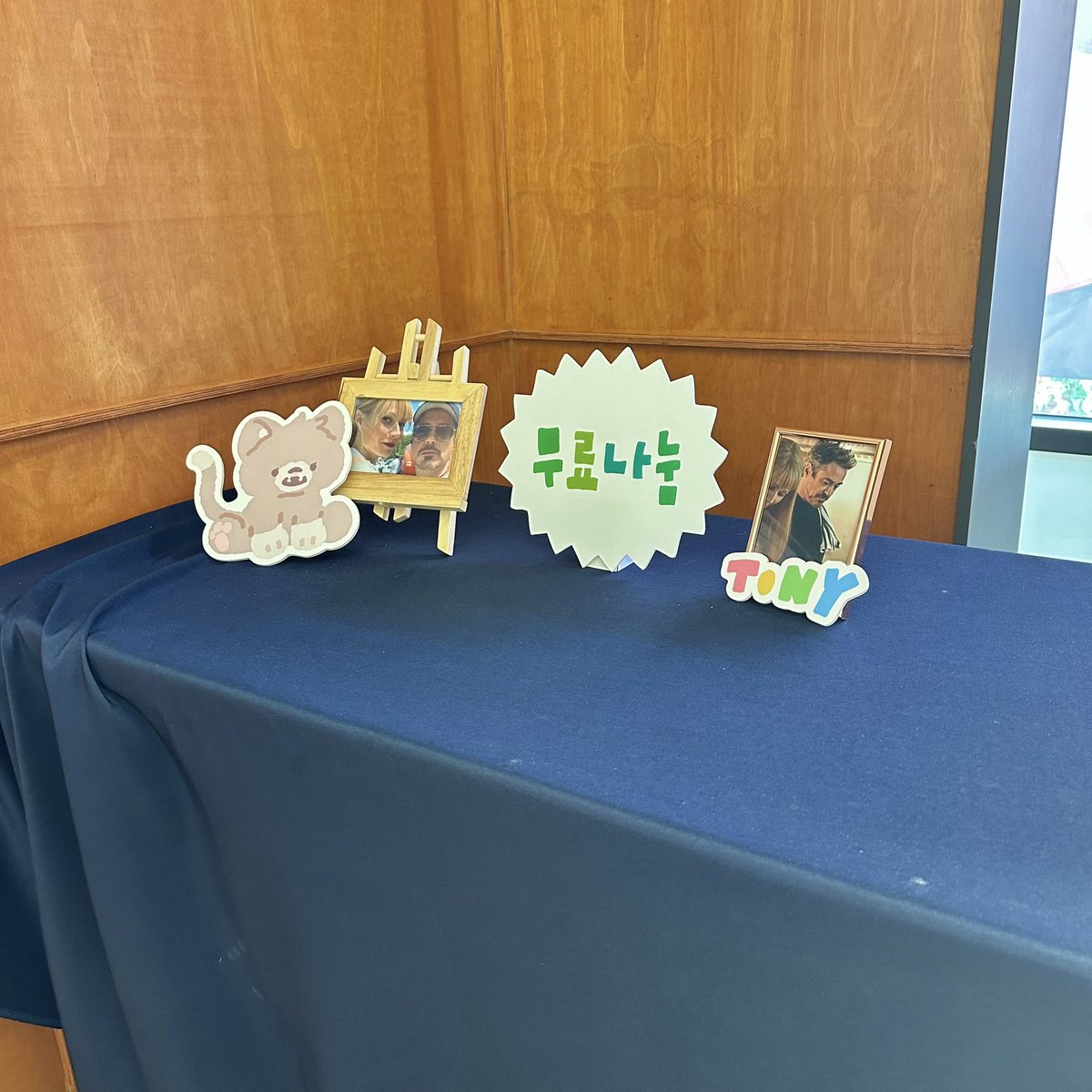 무료나눔은 오른쪽 코너에 있는 테이블에 자유롭게 놓아주시면 됩니다! 미리 공지드렸다시피 페퍼로니를 제외한 커플성 굿즈는 엄격히 제한됩니다☺️