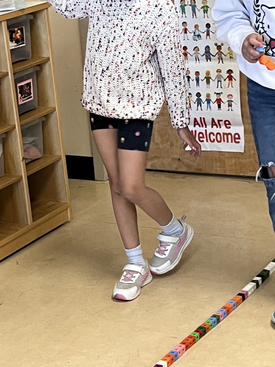 BPSHAWKS2's tweet photo. Grade 2 students using nonstandard measuring skills to measure the classroom.
#BPSHawks2
#BPSHawkslearn
#BPSHawksrock
#WeareCBE https://t.co/L6TsbGxKnQ