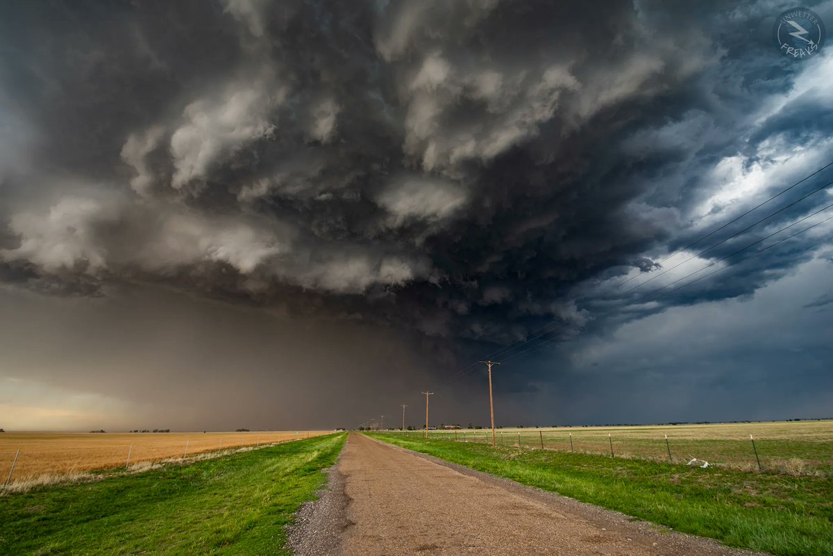Impressive high-base #supercell near Borger, #Texas Andi from @unwetterfreaks. Taken on May 23, 2023 ⚡ More #storm photos from Unwetter-Freaks: bit.ly/unwetterfreaks 

#txwx @spann @JimCantore @ReedTimmerAccu @MikeOlbinski @StormHour @ThePhotoHour