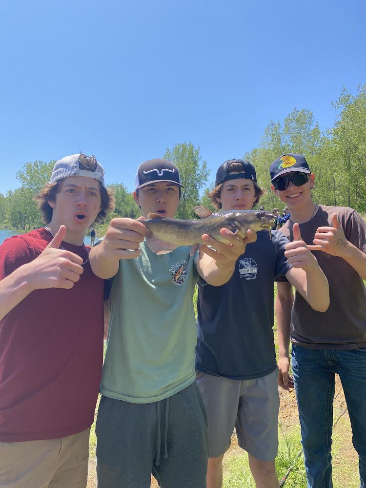 Quelle belle sortie à la pêche aujourd’hui pour nos élèves.  Oui, les élèves peuvent s’amuser à l’extérieur, toute la journée, sans WIFI. Merci à #Educast!