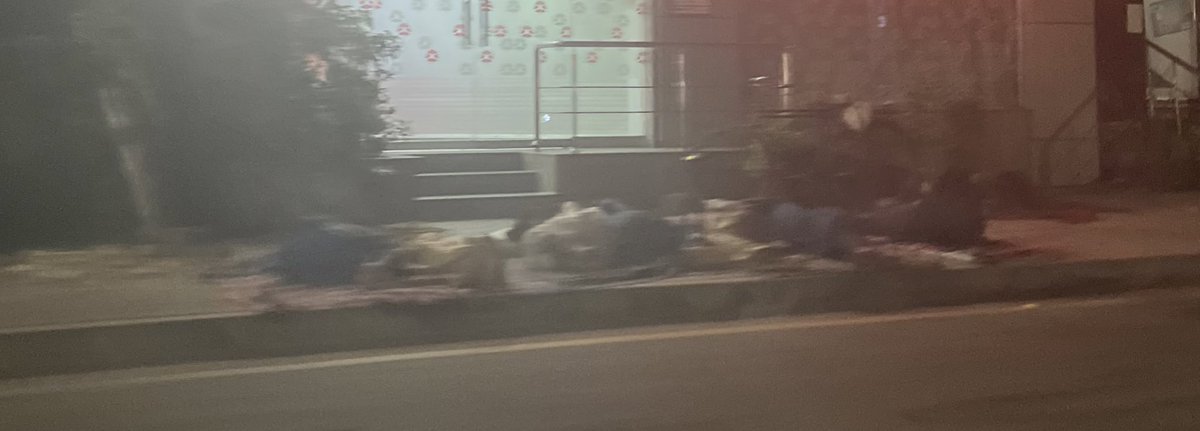 🧵 Came across people dozing on a footpath. They conveyed they've lost access to Ehsaas Programme’s shelter home (Langar Khana) post-regime change. 

Don’t have a clear picture because didn’t want to make them feel uneasy considering they were sleeping.