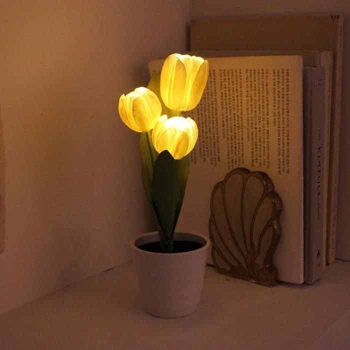 a veces una chica solo necesita una lámpara de tulipanes y seguir con su vida