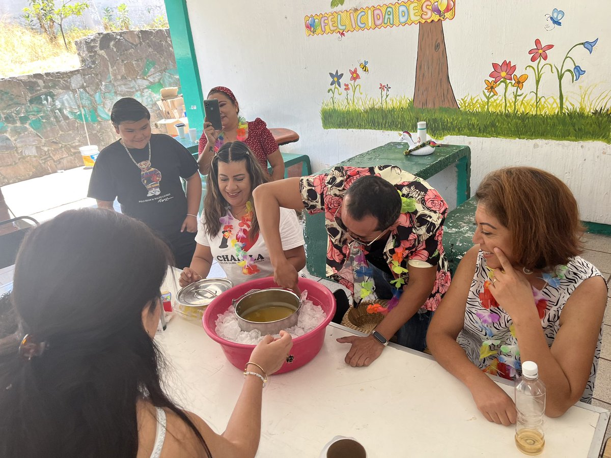 Momoregresa's tweet photo. Mi sueño es construir una escuela que estimule la creatividad e innovación, donde todos se sientan felices de pertenecer; y con cada CTE siento que me acerco un poquito más a ese sueño. Personal feliz=Alumnos felices😊 #CTEplayero #EquipoRecrea #39mixta #Tonalá @Secundaria39T https://t.co/x0ey7vgqqY