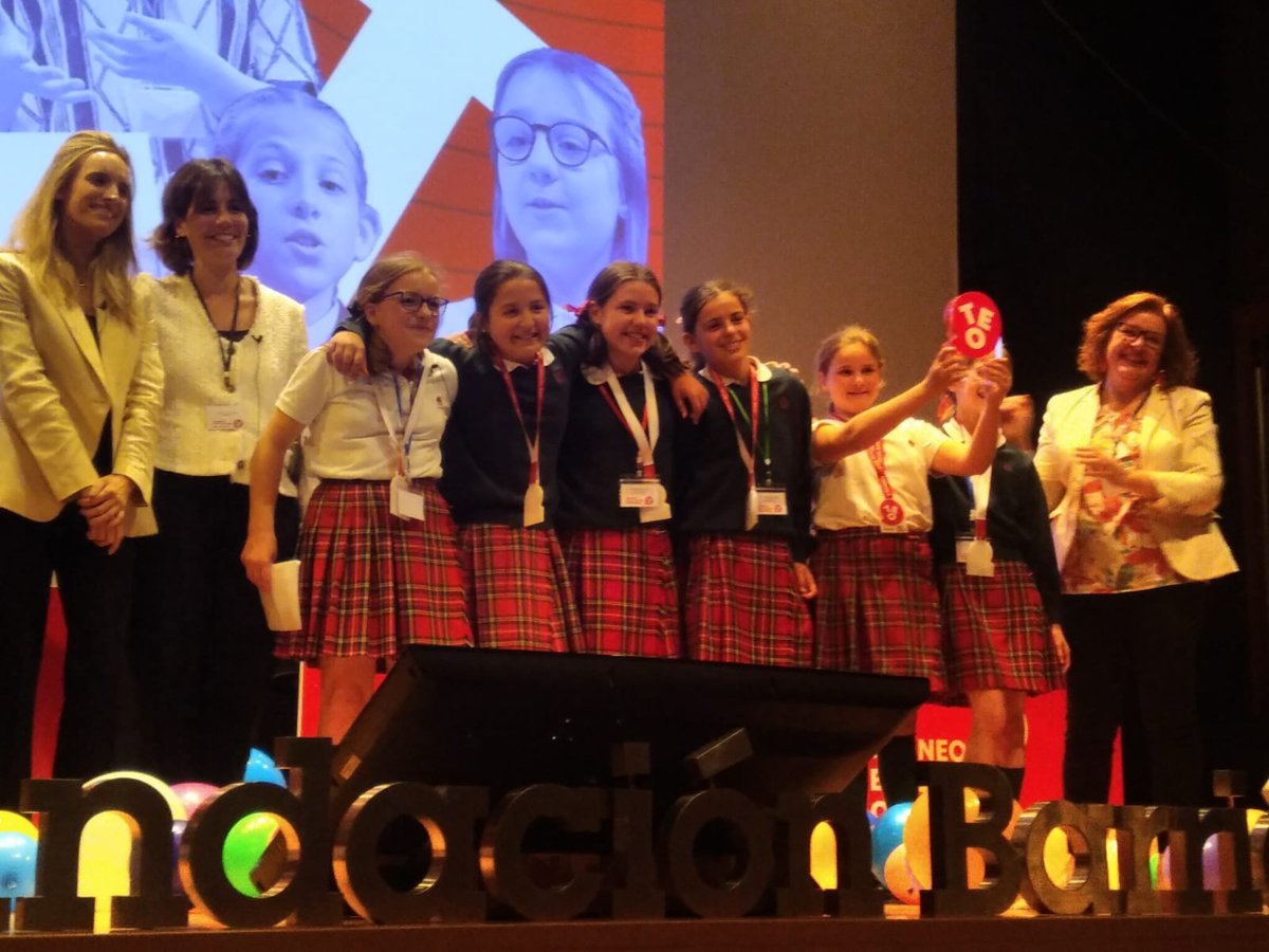 Almudena, Julia, Sofía, Paloma, Valeria y Laura, con su mentora Gabriela Fernández, ganadoras del II Torneo Escolar de Oratoria de  5º y 6º de Primaria de @fundacionbarrie. Han deslumbrando al jurado con su elocuencia, su simpatía, su capacidad de improvisación y su naturalidad.