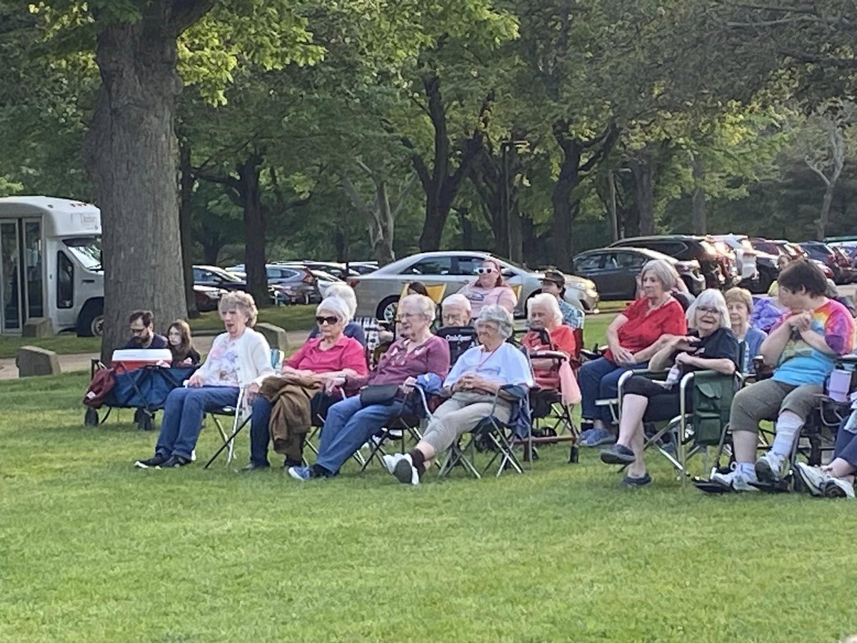 DanburyLiving's tweet photo. Beautiful weather means an exceptional evening for Cuyahoga Falls residents, enjoying the Metro Parks Ensemble.🎶
#danburydifference #seniorcare #seniorliving #ohio #metroparks https://t.co/8SbmJmoZbM