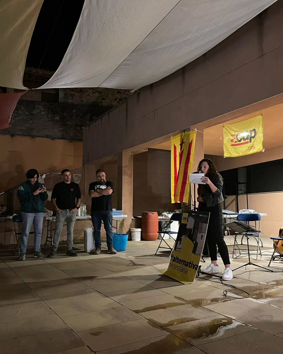 cuptous's tweet image. Quin vespre més bonic acompanyades de totes vosaltres, les que sempre ens doneu suport i les que sempre hi sou. Gràcies també a les companyes de &quot;Subversions&quot; , un any més 💛

Cal anar a votar i si es vol un Tous de totes i per a totes, cal anar a votar la CUP.