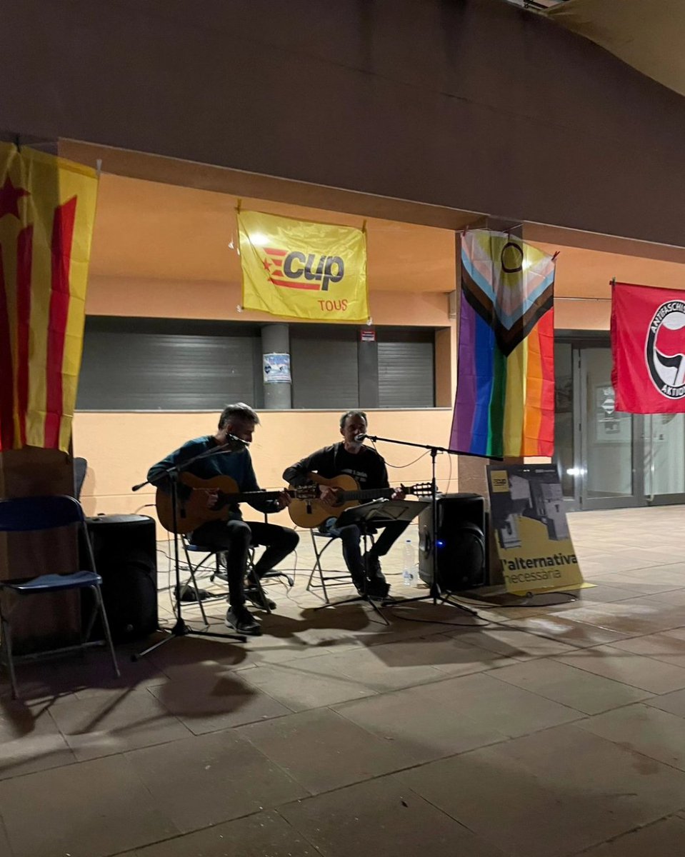 cuptous's tweet image. Quin vespre més bonic acompanyades de totes vosaltres, les que sempre ens doneu suport i les que sempre hi sou. Gràcies també a les companyes de &quot;Subversions&quot; , un any més 💛

Cal anar a votar i si es vol un Tous de totes i per a totes, cal anar a votar la CUP.