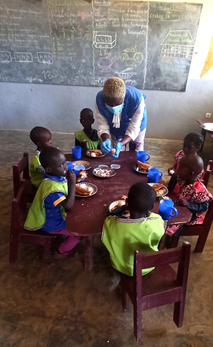 YannLorvo's tweet photo. Bravo à @WFP_FR pour le projet des cantines scolaires,dans l’#Adamaoua et l’#Est 🇨🇲. @FRauCameroun @IFCameroun @AFD_France ont pu se rendre compte des effets positifs sur la #nutrition, la scolarisation des jeunes filles et les progrès à l'école des élèves avec l'aide des parents https://t.co/IPHroElonG