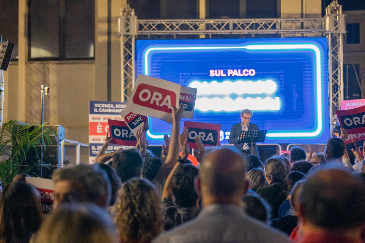 GiacomoPossamai's tweet photo. Mi sono candidato per poter costruire insieme il futuro della nostra città. 

La piazza stracolma di stasera ci dice che una #Vicenza diversa ora è possibile. Domenica e lunedì dipende da noi. 

Diciamolo forte e raccontiamolo a tutti: È ORA di cambiare!

#GP23 #ÈORA https://t.co/Gt4hlkwsZi