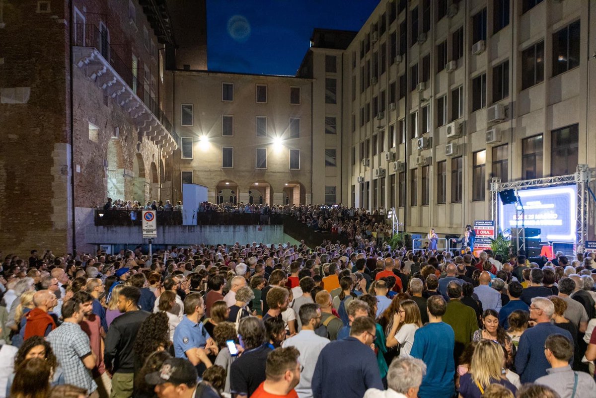 GiacomoPossamai's tweet photo. Mi sono candidato per poter costruire insieme il futuro della nostra città. 

La piazza stracolma di stasera ci dice che una #Vicenza diversa ora è possibile. Domenica e lunedì dipende da noi. 

Diciamolo forte e raccontiamolo a tutti: È ORA di cambiare!

#GP23 #ÈORA https://t.co/Gt4hlkwsZi